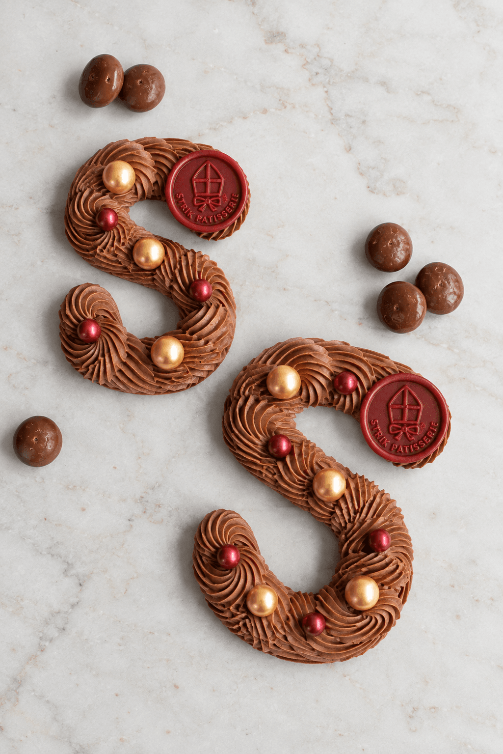 Voorbeeld van een Strik chocoladeletter in spuitletter melk