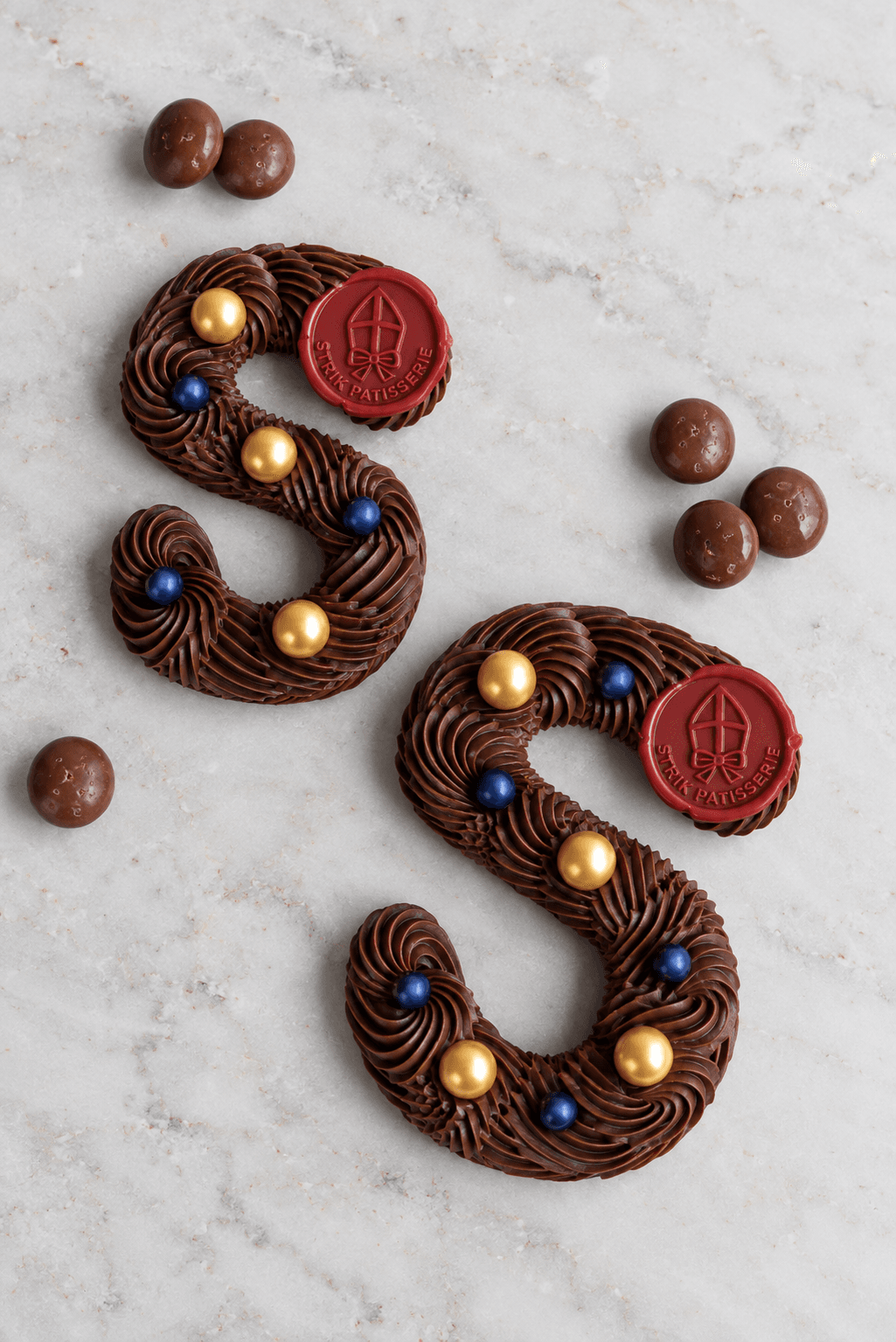 Voorbeeld van een Strik chocoladeletter in spuitletter puur