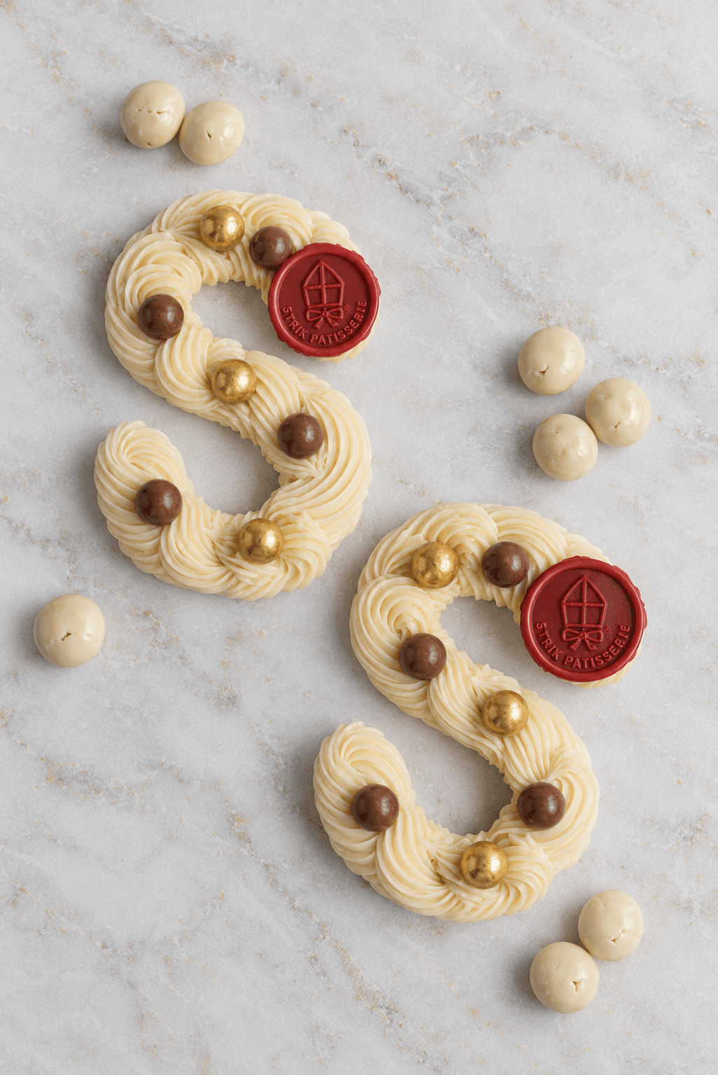 Voorbeeld van een Strik chocoladeletter in spuitletter wit